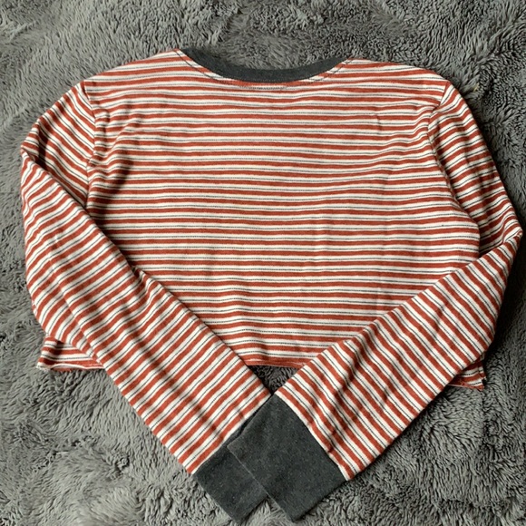CROP TOP LONG SLEEVE 🍄 - Picture 2 of 2